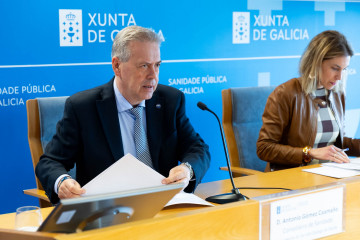 El conselleiro de Sanidade, Antonio Gómez Caamaño, y la secretaria xeral técnica, Natalia Lobato, comparecen en rueda de prensa para dar cuenta del pacto de desconvocatoria de huelga de médicos en