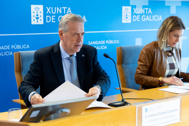 El conselleiro de Sanidade, Antonio Gómez Caamaño, y la secretaria xeral técnica, Natalia Lobato, comparecen en rueda de prensa para dar cuenta del pacto de desconvocatoria de huelga de médicos en primaria de O'Mega.