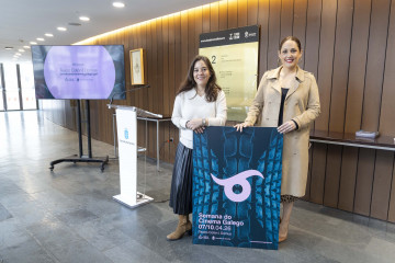 La alcaldesa de A Coruña, Inés Rey, junto a Lucía Regueira, miembro de la directiva de la Academia Galega do Audiovisual.