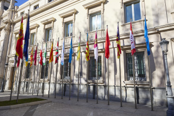 Archivo - Banderas de las Comunidades Autónomas frente a la fachada del Palacio del Senado, a 14 de enero de 2025, en Madrid (España).