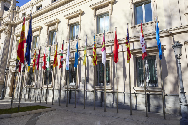 Archivo - Banderas de las Comunidades Autónomas frente a la fachada del Palacio del Senado, a 14 de enero de 2025, en Madrid (España).