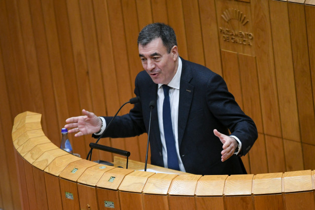 El conselleiro de Educación, Román Rodríguez, responde a una interpelación en el Parlamento de Galicia.