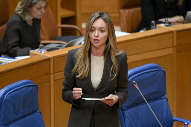 La conselleira de Política Social, Fabiola García, en el pleno del Parlamento de Galicia