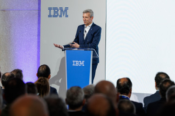 El presidente de la Xunta de Galicia, Alfonso Rueda, acompañado del conselleiro de Facenda e Administración Pública, Miguel Corgos,  participa en la clausura de una jornada de IBM