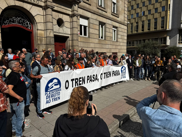 Unas 50 personas protestan frente a Subdelegación del Gobierno en Ourense y piden 