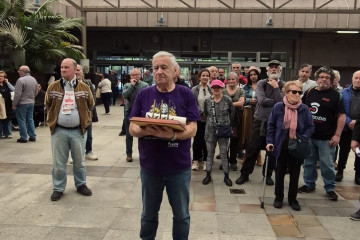 El activista Antón Bouzas, en la lonja del Ayuntamiento de Vigo, a donde acudió a formalizar por registro su renuncia a ser Vigués Distinguido, y la devolución del galardón y del diploma que lo a