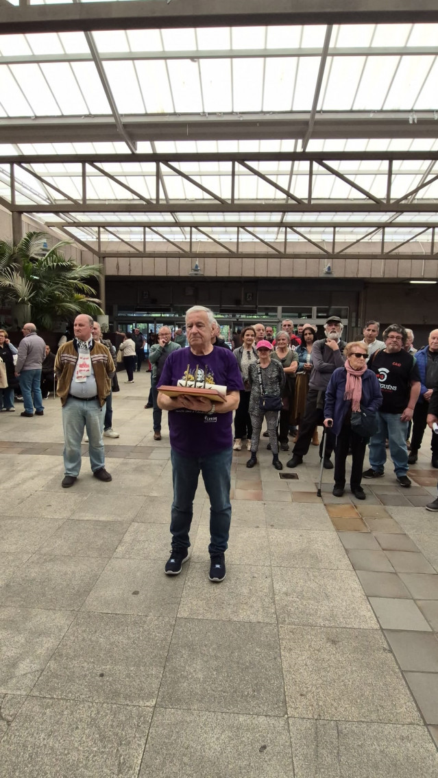 El activista Antón Bouzas, en la lonja del Ayuntamiento de Vigo, a donde acudió a formalizar por registro su renuncia a ser Vigués Distinguido, y la devolución del galardón y del diploma que lo acreditaron como tal.