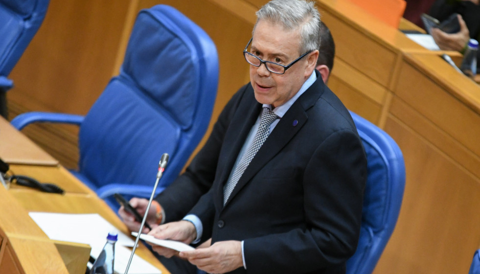 El conselleiro de Sanidade, Antonio Gómez Caamaño, en el pleno del Parlamento de Galicia