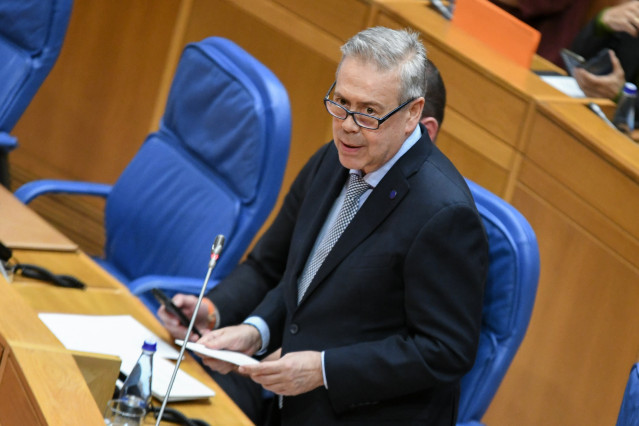 El conselleiro de Sanidade, Antonio Gómez Caamaño, en el pleno del Parlamento de Galicia