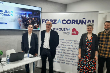 Archivo - Avia Veira, del BNG, junto a otros miembros del partido, entre ellos Francisco Jorquera