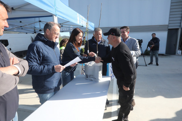 Medio Rural entrega más de 1.400 árboles autóctonos para plantar en franjas secundarias para la prevención de incendios.