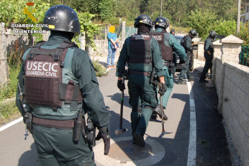 Detenido un vecino de Portas (Pontevedra)  con numerosos antecedentes como supuesto autor de tres robos con fuerza. La Guardia Civil realizó una entrada y registro en su domicilio y localizó el mate