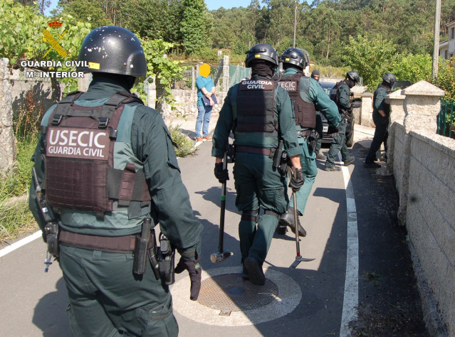 Detenido un vecino de Portas (Pontevedra)  con numerosos antecedentes como supuesto autor de tres robos con fuerza. La Guardia Civil realizó una entrada y registro en su domicilio y localizó el material sustraído.