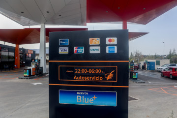 Archivo - Un cartel indica autoservicio en una gasolinera, a 22 de marzo de 2024, en Madrid (España). El precio medio de los carburantes se ha mantenido esta semana estable con respecto a la anterior