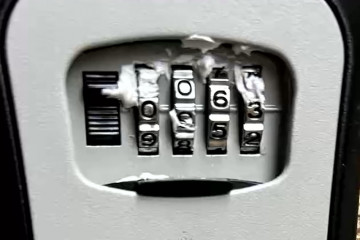 Cerradura automática con silicona en una de las puertas de un establecimiento saboteado en Santiago