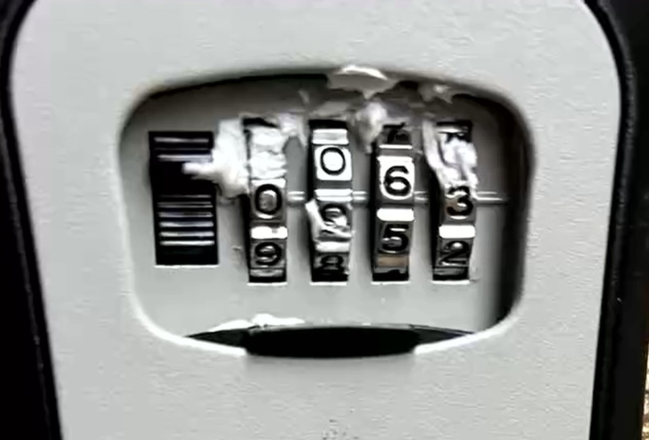 Cerradura automu00e1tica con silicona en una de las puertas de un establecimiento saboteado en Santiago