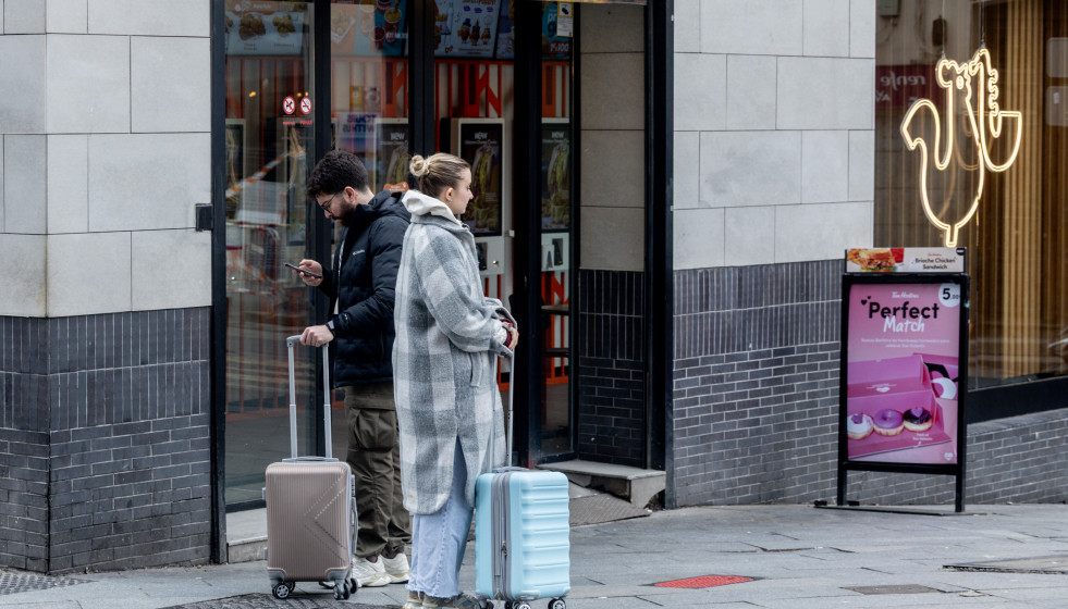 Archivo - Turistas en el centro de Madrid, a 8 de febrero de 2026, en Madrid (España). Según el Instituto Nacional de Estadística (INE), el turismo se convirtió en 2025 en uno de los principales s