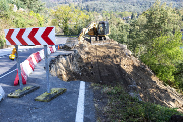 Obras de reparación de la carretera provincial OU-0504 A Casiila - Barra de miño en los ayuntamientos de Coles y Ourense