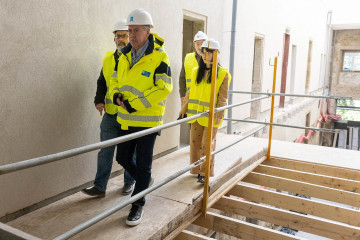 El conselleiro de Sanidade, Antonio Gómez Caamaño, en su visita a las obras del centro de salud de Conxo