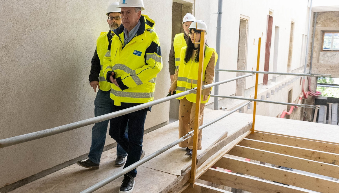 El conselleiro de Sanidade, Antonio Gómez Caamaño, en su visita a las obras del centro de salud de Conxo