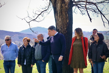 El secretario xeral del PSdeG, José Ramón Gómez Besteiro, junto a otros cargos socialistas en A Gudiña (Ourense)