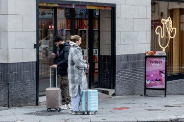 Archivo - Turistas en el centro de Madrid, a 8 de febrero de 2026, en Madrid (España). Según el Instituto Nacional de Estadística (INE), el turismo se convirtió en 2025 en uno de los principales s