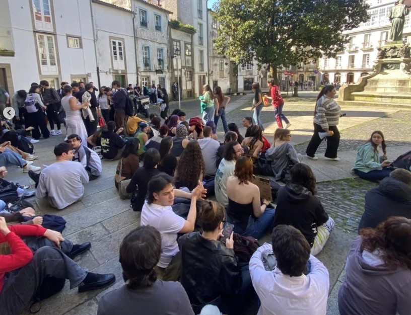 Sentada en la Facultade de Filosofu00eda en una foto del Instagram de Filosofu00eda usc publicada el du00eda 17
