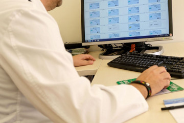 Archivo - Médico de atención primaria en consulta.