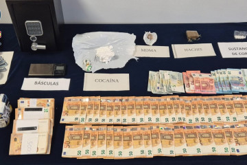 Detenido por tráfico de drogas un vecino de Vigo al que le intervinieron 100 gramos de cocaína, 50 de hachís, dinero y un arma simulada.