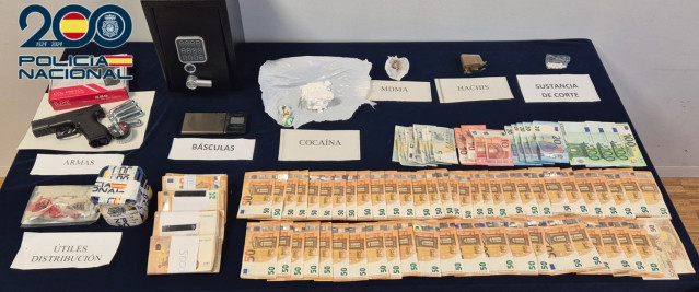 Detenido por tráfico de drogas un vecino de Vigo al que le intervinieron 100 gramos de cocaína, 50 de hachís, dinero y un arma simulada.