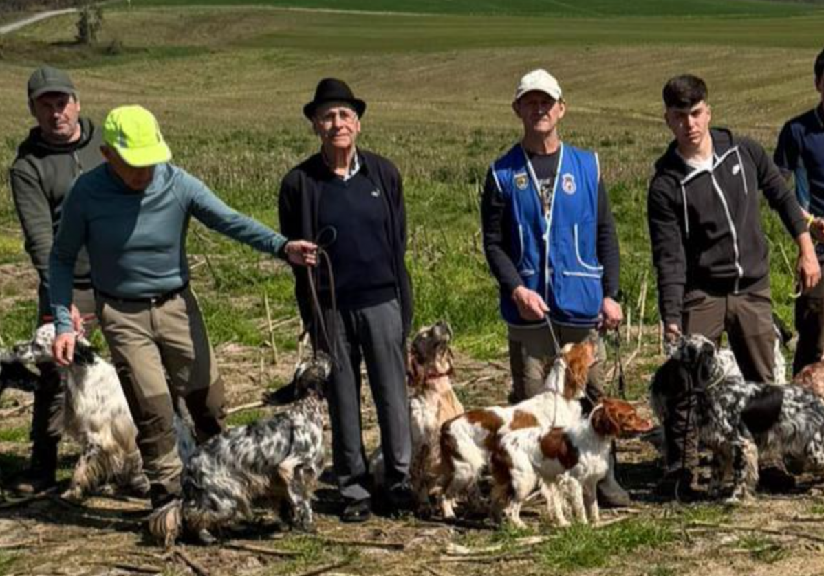 Cazadores gallegos con sus perros en una imagen de la Federaciu00f3n Galega de Caza