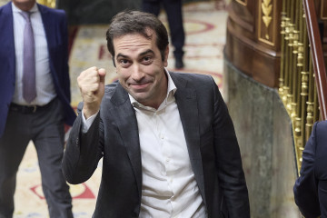 Archivo - El ministro de Economía, Comercio y Empresa, Carlos Cuerpo, tras la aprobación del embargo de armas a Israel y la Ley de Movilidad Sostenible, durante una sesión plenaria, en el Congreso 