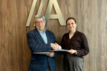 El presidente de la Federación Galega de Comercio, José María Seijas, y la directora territorial de Abanca en Lugo, Zaira Dapena, firman un convenio