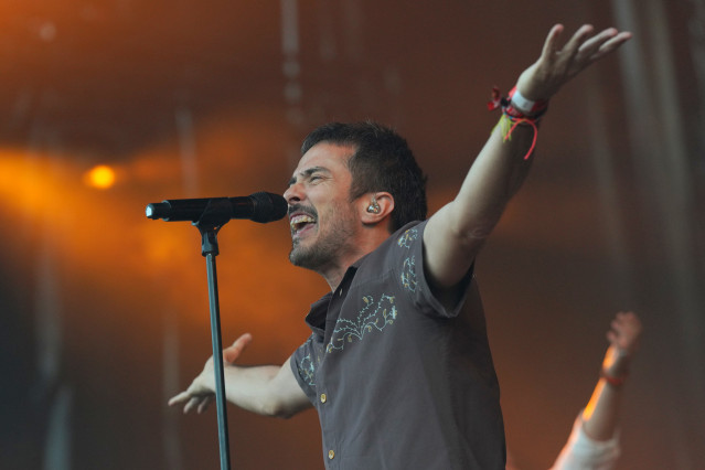 Archivo - El cantante del grupo Vetusta Morla, Pucho, durante una actuación