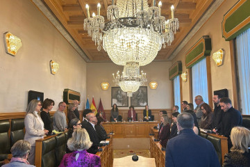 Minuto de silencio en el pleno municipal de Santiago, a 26 de marzo de 2026.