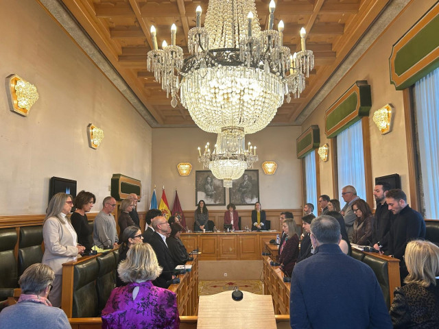 Minuto de silencio en el pleno municipal de Santiago, a 26 de marzo de 2026.