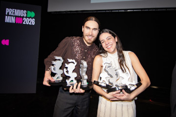 Carlos Ares y Valeria Castro con sus galardones.