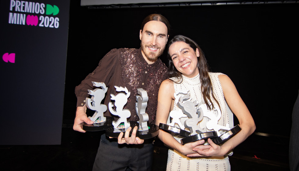 Carlos Ares y Valeria Castro con sus galardones.