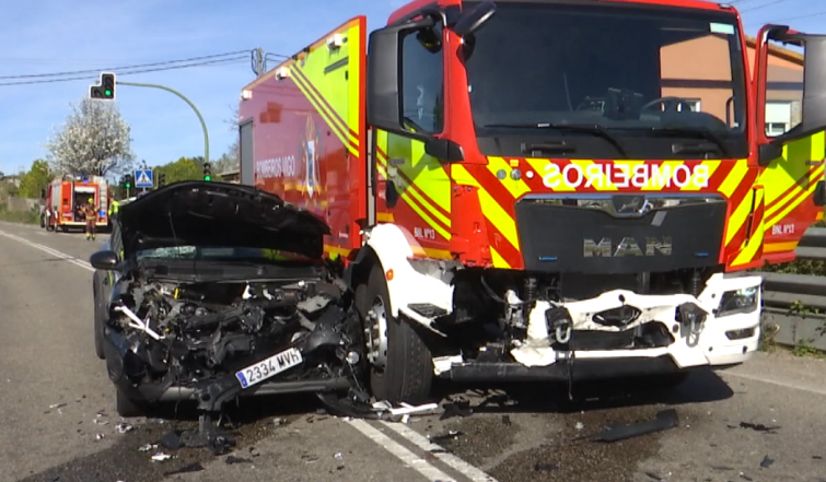 Brutal accidente al arrollar los bomberos a varios coches en Vigo