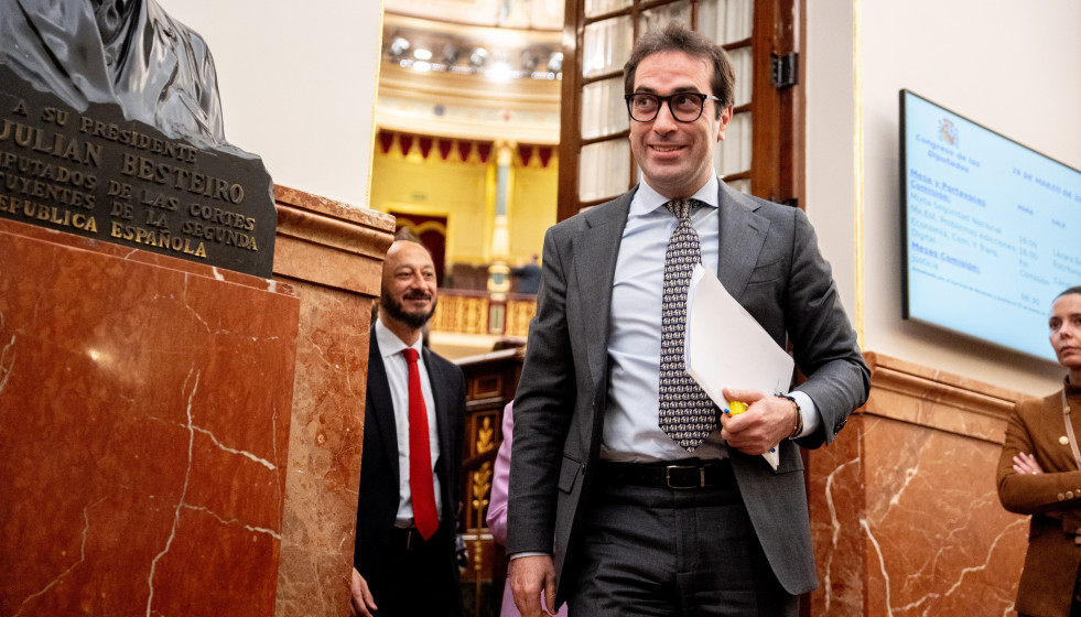 El ministro de Economía, Comercio y Empresa, Carlos Cuerpo, a su salida de una sesión plenaria, en el Congreso de los Diputados, a 26 de marzo de 2026, en Madrid (España).