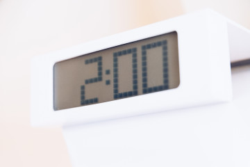 Archivo - Un despertador que marca las 2.00 horas, a 28 de octubre de 2023, en Madrid (España).