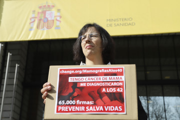 María Varela durante el registro de firmas en el Ministerio de Sanidad.