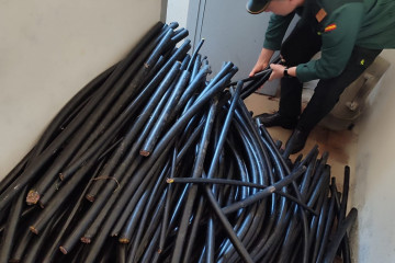 La Guardia Civil detiene a un hombre por el robo de cable telefónico en Ramirás (Ourense) y recupera más de media tonelada de cable, valorado en 3.000 euros.