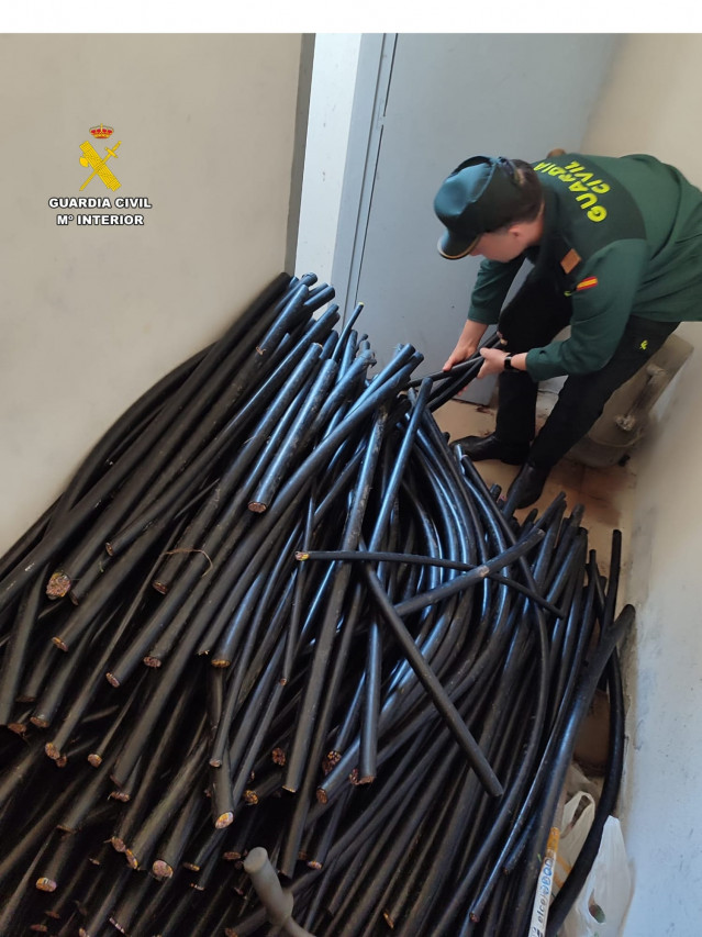 La Guardia Civil detiene a un hombre por el robo de cable telefónico en Ramirás (Ourense) y recupera más de media tonelada de cable, valorado en 3.000 euros.