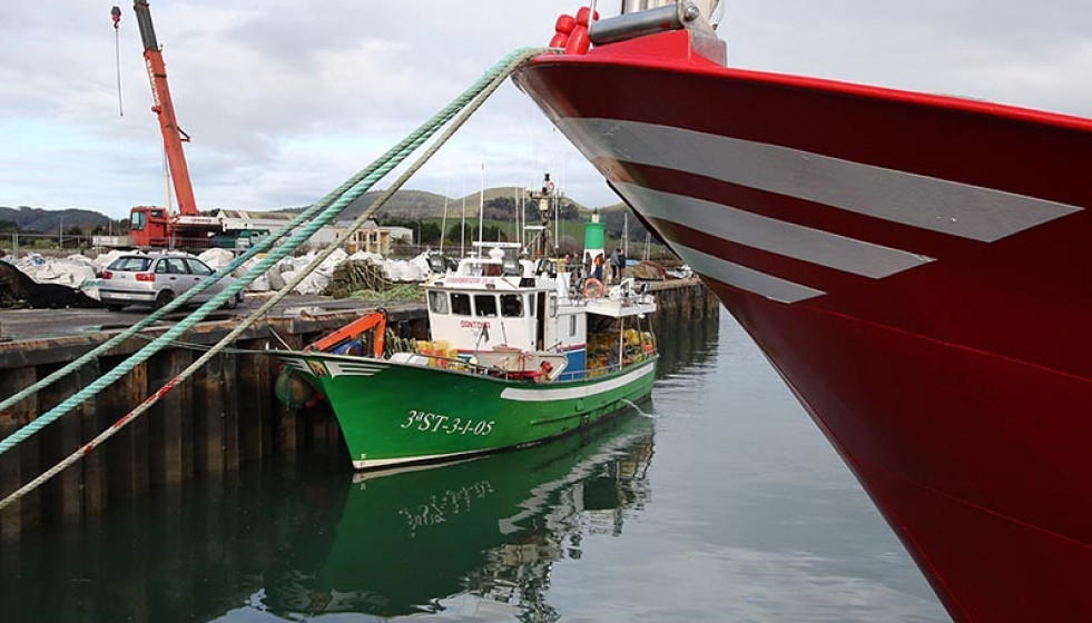 Archivo - Barco de pesca.