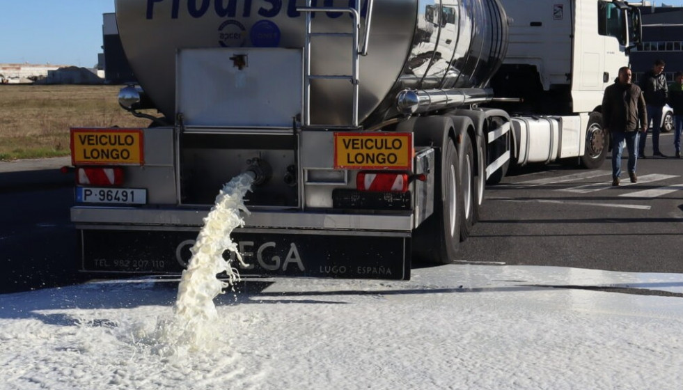 Sabotaje a una cisterna de leche en Curtis