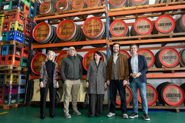 La conselleira de Economía, María Jesús Lorenzana, durante una visita a Bodegas Lodeiros.