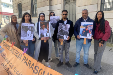 Familia de la víctima del crimen de Salceda a las puertas de la sección cuarta de la Audiencia Provincial de Pontevedra, donde el viernes 27 de marzo se lee el veredicto.