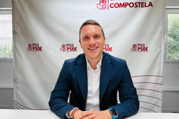 Archivo - El secretario xeral del PSOE de compostelano, Aitor Bouza, en rueda de prensa