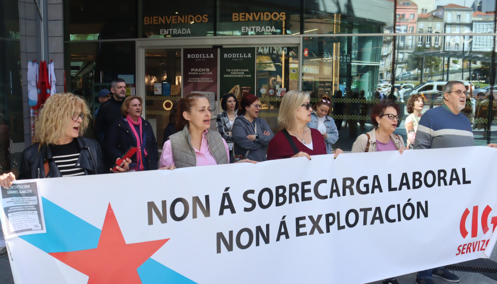 Protesta del sector de grandes almacenes convocada por la CIG en Vigo, 27 de marzo de 2026.